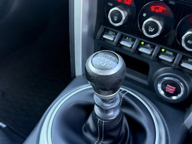 ８６ ＧＴ　後期型　モデリスタエアロ　ｂｒｅｍｂｏ製ブレーキセット　ＴＲＤ４本出しマフラー　禁煙車　純正ナビ　バックカメラ　フルセグ　オートクルーズコントロール　ＥＴＣ　ＬＥＤヘッドライト　６速マニュアル車（7枚目）