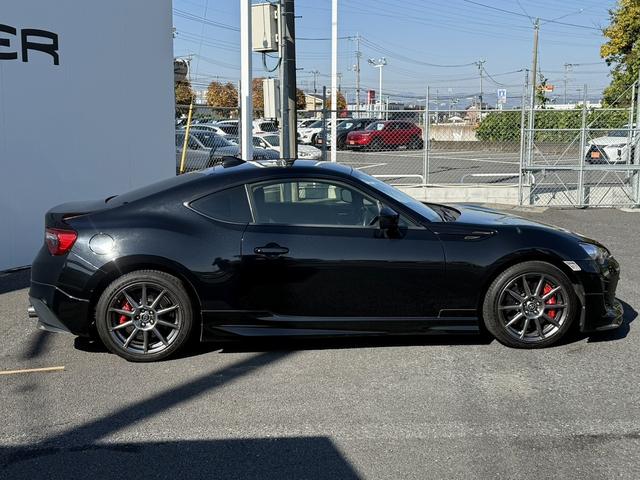 ８６ ＧＴ　後期型　モデリスタエアロ　ｂｒｅｍｂｏ製ブレーキセット　ＴＲＤ４本出しマフラー　禁煙車　純正ナビ　バックカメラ　フルセグ　オートクルーズコントロール　ＥＴＣ　ＬＥＤヘッドライト　６速マニュアル車（9枚目）