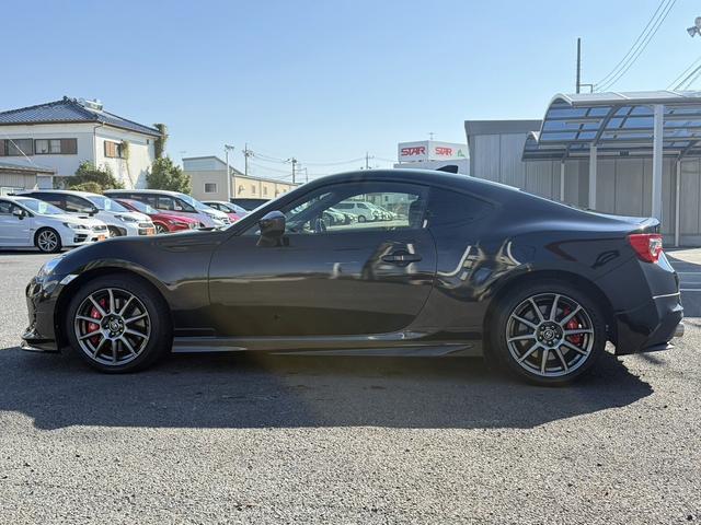 ８６ ＧＴ　後期型　モデリスタエアロ　ｂｒｅｍｂｏ製ブレーキセット　ＴＲＤ４本出しマフラー　禁煙車　純正ナビ　バックカメラ　フルセグ　オートクルーズコントロール　ＥＴＣ　ＬＥＤヘッドライト　６速マニュアル車（11枚目）