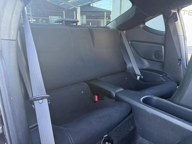 ８６ ＧＴ　後期型　モデリスタエアロ　ｂｒｅｍｂｏ製ブレーキセット　ＴＲＤ４本出しマフラー　禁煙車　純正ナビ　バックカメラ　フルセグ　オートクルーズコントロール　ＥＴＣ　ＬＥＤヘッドライト　６速マニュアル車（17枚目）