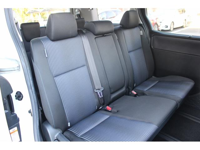 ヴォクシー ＺＳ　煌ＩＩ　禁煙車　純正９インチナビ　フルセグＴＶ　バックカメラ　後席モニター　衝突軽減　車線逸脱防止システム　両側電動スライドドア　先行者発信告知　純正１６インチアルミ　ビルトインＥＴＣ　アイドリングストップ（16枚目）