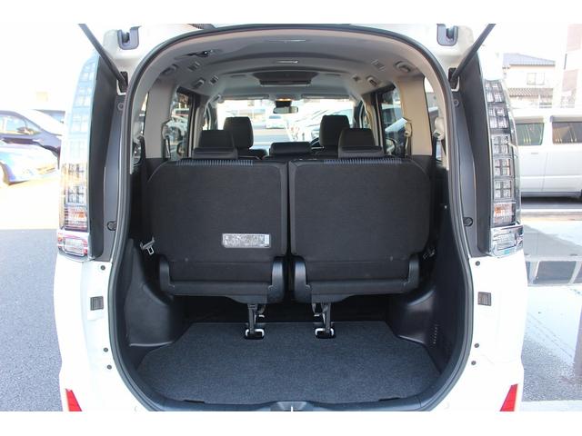 ヴォクシー ＺＳ　煌ＩＩ　禁煙車　純正９インチナビ　フルセグＴＶ　バックカメラ　後席モニター　衝突軽減　車線逸脱防止システム　両側電動スライドドア　先行者発信告知　純正１６インチアルミ　ビルトインＥＴＣ　アイドリングストップ（19枚目）