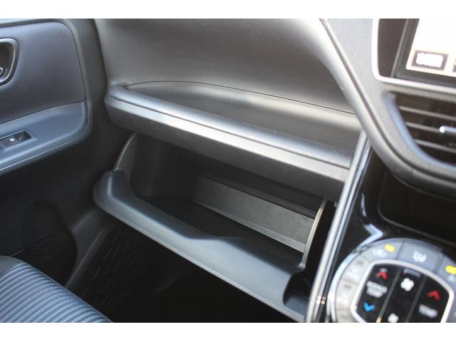 ヴォクシー ＺＳ　煌ＩＩ　禁煙車　純正９インチナビ　フルセグＴＶ　バックカメラ　後席モニター　衝突軽減　車線逸脱防止システム　両側電動スライドドア　先行者発信告知　純正１６インチアルミ　ビルトインＥＴＣ　アイドリングストップ（69枚目）