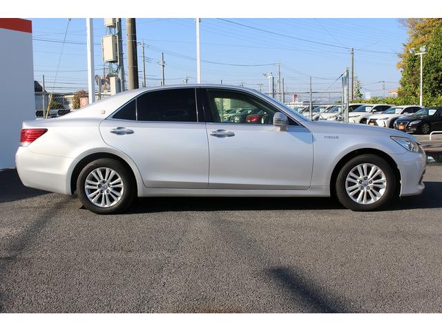 クラウンハイブリッド ロイヤルサルーン　禁煙車　純正８インチナビ　クリアランスソナー　フルセグＴＶ　バックカメラ　クルーズコントロール　シートヒーター　ＬＥＤヘッドライト　ビルトインＥＴＣ　前席パワーシート　トランクフードイージークローザー（9枚目）