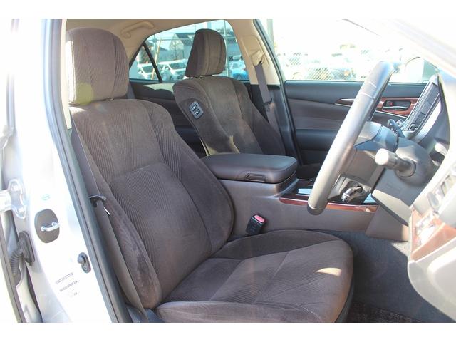 クラウンハイブリッド ロイヤルサルーン　禁煙車　純正８インチナビ　クリアランスソナー　フルセグＴＶ　バックカメラ　クルーズコントロール　シートヒーター　ＬＥＤヘッドライト　ビルトインＥＴＣ　前席パワーシート　トランクフードイージークローザー（15枚目）