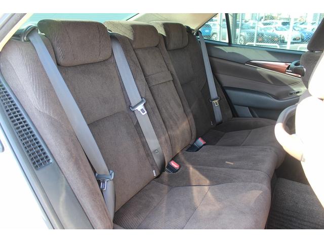 クラウンハイブリッド ロイヤルサルーン　禁煙車　純正８インチナビ　クリアランスソナー　フルセグＴＶ　バックカメラ　クルーズコントロール　シートヒーター　ＬＥＤヘッドライト　ビルトインＥＴＣ　前席パワーシート　トランクフードイージークローザー（16枚目）