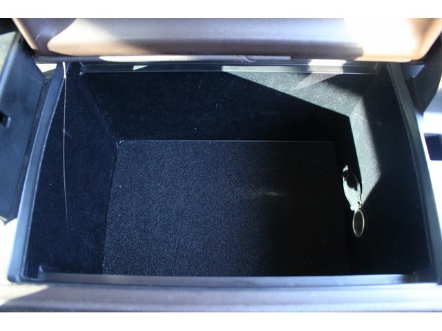 クラウンハイブリッド ロイヤルサルーン　禁煙車　純正８インチナビ　クリアランスソナー　フルセグＴＶ　バックカメラ　クルーズコントロール　シートヒーター　ＬＥＤヘッドライト　ビルトインＥＴＣ　前席パワーシート　トランクフードイージークローザー（67枚目）