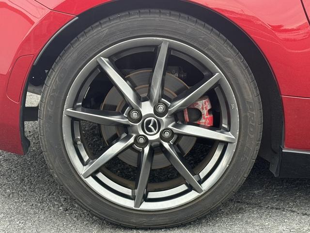 ロードスターＲＦ ＶＳ　６ＭＴ　茶革シート　純正ナビ　フルセグ　バックカメラ　シートヒーター　ブラインドスポットモニター　ＥＴＣ　横滑り防止　アイドリングストップ　運転支援　電動格納メタルトップ　ＬＥＤヘッドライト（10枚目）