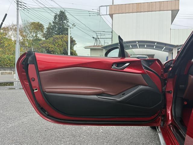 ロードスターＲＦ ＶＳ　６ＭＴ　茶革シート　純正ナビ　フルセグ　バックカメラ　シートヒーター　ブラインドスポットモニター　ＥＴＣ　横滑り防止　アイドリングストップ　運転支援　電動格納メタルトップ　ＬＥＤヘッドライト（19枚目）