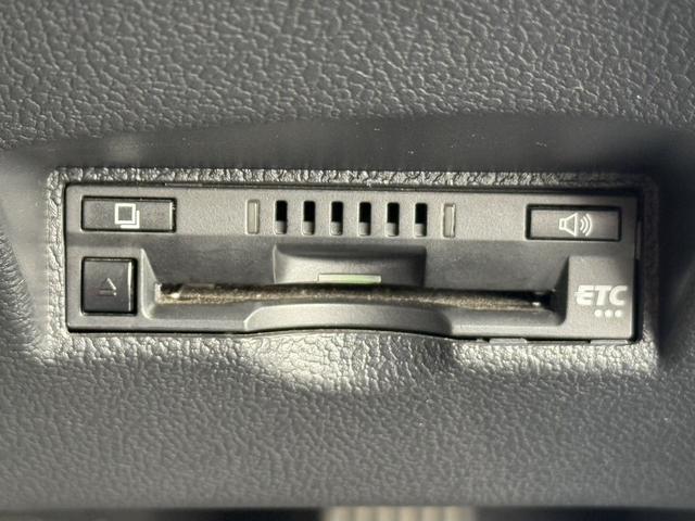 プリウス Ｓ　後期型　禁煙車　純正ナビ　バックカメラ　トヨタセーフティセンスＰ　アダプティブクルーズコントロール　衝突軽減ブレーキシステム　アクセサリーコンセント１００Ｖ　ビルトインＥＴＣ　オートハイビーム（6枚目）