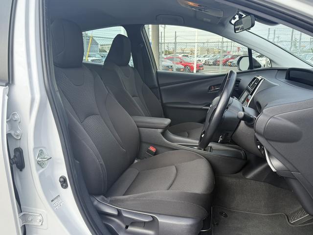 プリウス Ｓ　後期型　禁煙車　純正ナビ　バックカメラ　トヨタセーフティセンスＰ　アダプティブクルーズコントロール　衝突軽減ブレーキシステム　アクセサリーコンセント１００Ｖ　ビルトインＥＴＣ　オートハイビーム（15枚目）