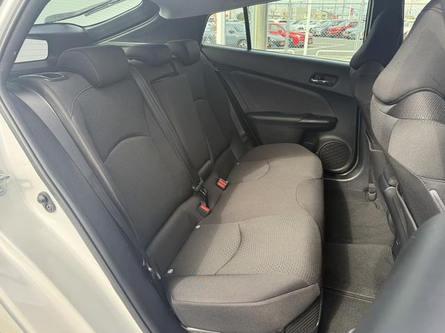 プリウス Ｓ　後期型　禁煙車　純正ナビ　バックカメラ　トヨタセーフティセンスＰ　アダプティブクルーズコントロール　衝突軽減ブレーキシステム　アクセサリーコンセント１００Ｖ　ビルトインＥＴＣ　オートハイビーム（16枚目）