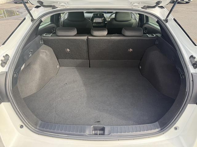 プリウス Ｓ　後期型　禁煙車　純正ナビ　バックカメラ　トヨタセーフティセンスＰ　アダプティブクルーズコントロール　衝突軽減ブレーキシステム　アクセサリーコンセント１００Ｖ　ビルトインＥＴＣ　オートハイビーム（18枚目）