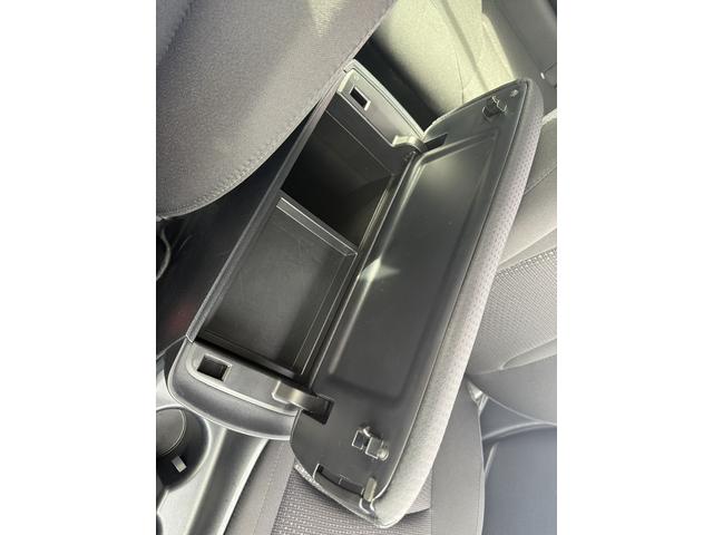 プリウス Ｓ　後期型　禁煙車　純正ナビ　バックカメラ　トヨタセーフティセンスＰ　アダプティブクルーズコントロール　衝突軽減ブレーキシステム　アクセサリーコンセント１００Ｖ　ビルトインＥＴＣ　オートハイビーム（61枚目）