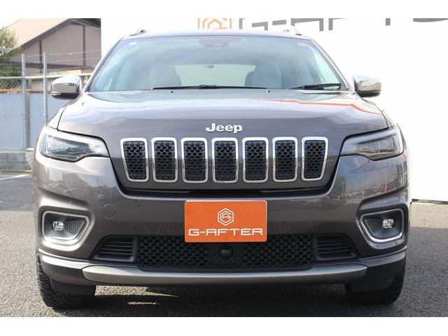 ジープ・チェロキー リミテッド　禁煙車　グレー革シート　純正８．４インチナビ　フルセグ　バックカメラ　アダクティブクルーズコントロール　パドルシフト　ＥＴＣ　電動リアゲート　レーンアシスト　自動駐車システム　パークアシスト（8枚目）