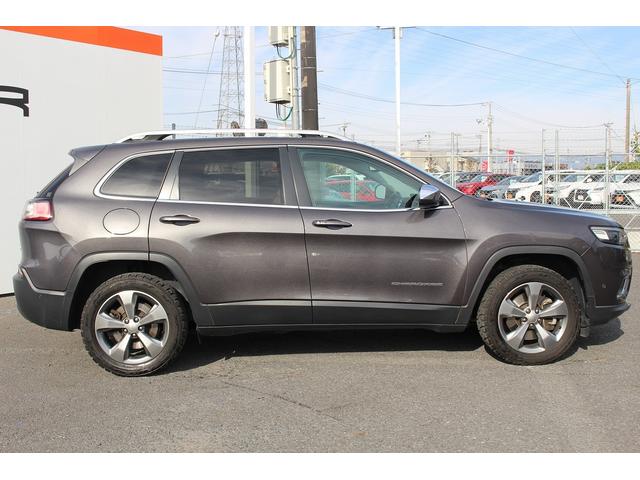 ジープ・チェロキー リミテッド　禁煙車　グレー革シート　純正８．４インチナビ　フルセグ　バックカメラ　アダクティブクルーズコントロール　パドルシフト　ＥＴＣ　電動リアゲート　レーンアシスト　自動駐車システム　パークアシスト（9枚目）