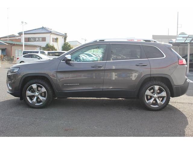 ジープ・チェロキー リミテッド　禁煙車　グレー革シート　純正８．４インチナビ　フルセグ　バックカメラ　アダクティブクルーズコントロール　パドルシフト　ＥＴＣ　電動リアゲート　レーンアシスト　自動駐車システム　パークアシスト（11枚目）