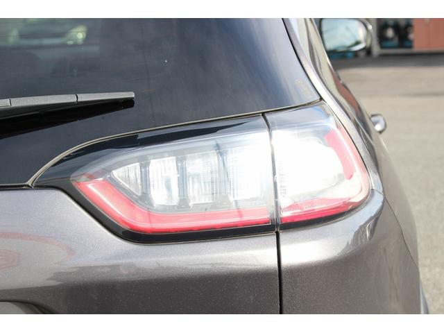 ジープ・チェロキー リミテッド　禁煙車　グレー革シート　純正８．４インチナビ　フルセグ　バックカメラ　アダクティブクルーズコントロール　パドルシフト　ＥＴＣ　電動リアゲート　レーンアシスト　自動駐車システム　パークアシスト（13枚目）