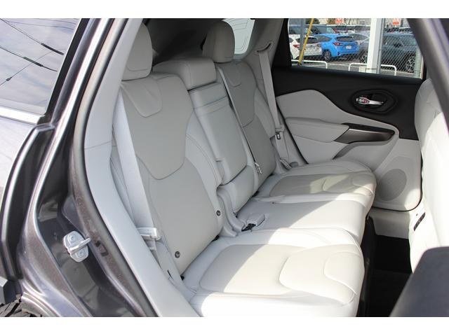ジープ・チェロキー リミテッド　禁煙車　グレー革シート　純正８．４インチナビ　フルセグ　バックカメラ　アダクティブクルーズコントロール　パドルシフト　ＥＴＣ　電動リアゲート　レーンアシスト　自動駐車システム　パークアシスト（16枚目）