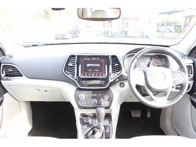 ジープ・チェロキー リミテッド　禁煙車　グレー革シート　純正８．４インチナビ　フルセグ　バックカメラ　アダクティブクルーズコントロール　パドルシフト　ＥＴＣ　電動リアゲート　レーンアシスト　自動駐車システム　パークアシスト（17枚目）