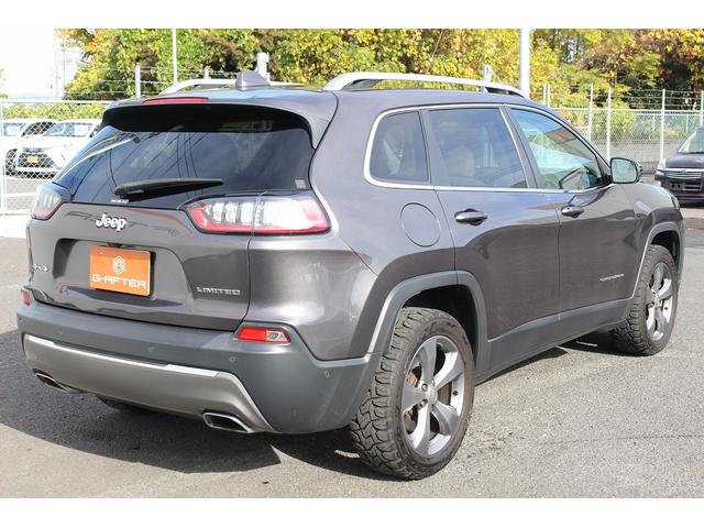 ジープ・チェロキー リミテッド　禁煙車　グレー革シート　純正８．４インチナビ　フルセグ　バックカメラ　アダクティブクルーズコントロール　パドルシフト　ＥＴＣ　電動リアゲート　レーンアシスト　自動駐車システム　パークアシスト（22枚目）