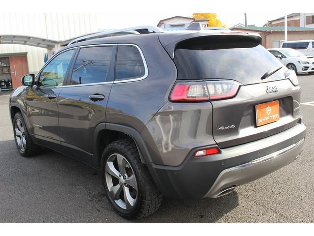 ジープ・チェロキー リミテッド　禁煙車　グレー革シート　純正８．４インチナビ　フルセグ　バックカメラ　アダクティブクルーズコントロール　パドルシフト　ＥＴＣ　電動リアゲート　レーンアシスト　自動駐車システム　パークアシスト（23枚目）