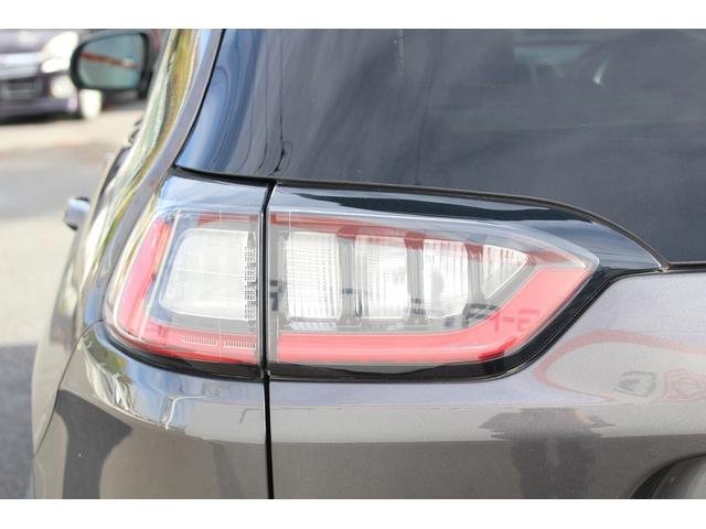 ジープ・チェロキー リミテッド　禁煙車　グレー革シート　純正８．４インチナビ　フルセグ　バックカメラ　アダクティブクルーズコントロール　パドルシフト　ＥＴＣ　電動リアゲート　レーンアシスト　自動駐車システム　パークアシスト（28枚目）