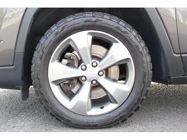 ジープ・チェロキー リミテッド　禁煙車　グレー革シート　純正８．４インチナビ　フルセグ　バックカメラ　アダクティブクルーズコントロール　パドルシフト　ＥＴＣ　電動リアゲート　レーンアシスト　自動駐車システム　パークアシスト（33枚目）