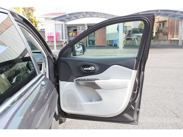 ジープ・チェロキー リミテッド　禁煙車　グレー革シート　純正８．４インチナビ　フルセグ　バックカメラ　アダクティブクルーズコントロール　パドルシフト　ＥＴＣ　電動リアゲート　レーンアシスト　自動駐車システム　パークアシスト（40枚目）