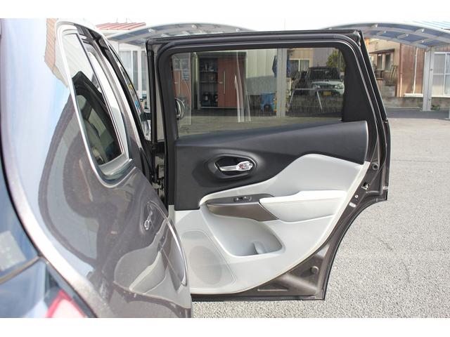 ジープ・チェロキー リミテッド　禁煙車　グレー革シート　純正８．４インチナビ　フルセグ　バックカメラ　アダクティブクルーズコントロール　パドルシフト　ＥＴＣ　電動リアゲート　レーンアシスト　自動駐車システム　パークアシスト（41枚目）