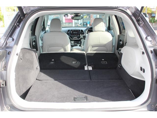 ジープ・チェロキー リミテッド　禁煙車　グレー革シート　純正８．４インチナビ　フルセグ　バックカメラ　アダクティブクルーズコントロール　パドルシフト　ＥＴＣ　電動リアゲート　レーンアシスト　自動駐車システム　パークアシスト（43枚目）