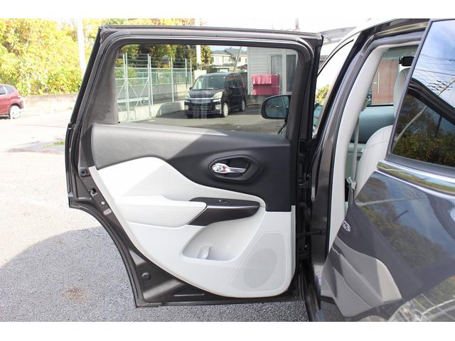 ジープ・チェロキー リミテッド　禁煙車　グレー革シート　純正８．４インチナビ　フルセグ　バックカメラ　アダクティブクルーズコントロール　パドルシフト　ＥＴＣ　電動リアゲート　レーンアシスト　自動駐車システム　パークアシスト（44枚目）