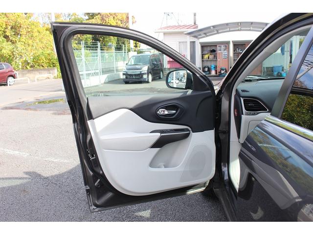 ジープ・チェロキー リミテッド　禁煙車　グレー革シート　純正８．４インチナビ　フルセグ　バックカメラ　アダクティブクルーズコントロール　パドルシフト　ＥＴＣ　電動リアゲート　レーンアシスト　自動駐車システム　パークアシスト（45枚目）