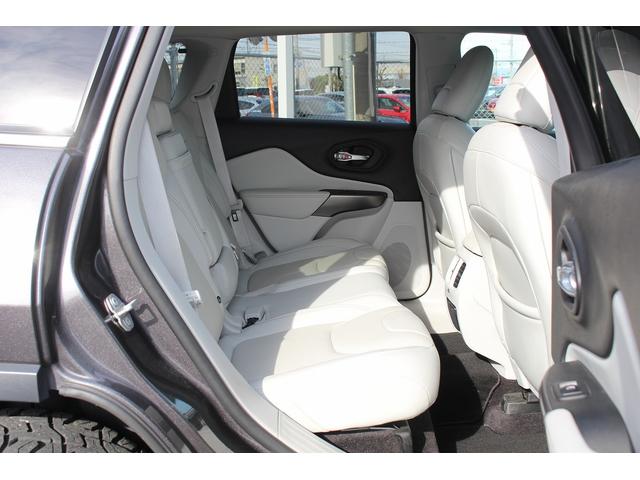 ジープ・チェロキー リミテッド　禁煙車　グレー革シート　純正８．４インチナビ　フルセグ　バックカメラ　アダクティブクルーズコントロール　パドルシフト　ＥＴＣ　電動リアゲート　レーンアシスト　自動駐車システム　パークアシスト（47枚目）