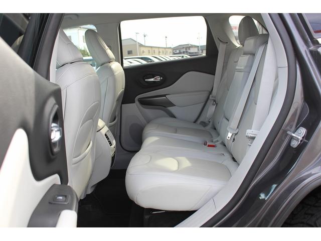 ジープ・チェロキー リミテッド　禁煙車　グレー革シート　純正８．４インチナビ　フルセグ　バックカメラ　アダクティブクルーズコントロール　パドルシフト　ＥＴＣ　電動リアゲート　レーンアシスト　自動駐車システム　パークアシスト（48枚目）