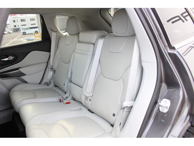 ジープ・チェロキー リミテッド　禁煙車　グレー革シート　純正８．４インチナビ　フルセグ　バックカメラ　アダクティブクルーズコントロール　パドルシフト　ＥＴＣ　電動リアゲート　レーンアシスト　自動駐車システム　パークアシスト（49枚目）