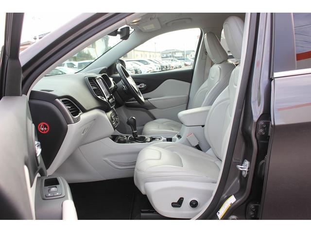 ジープ・チェロキー リミテッド　禁煙車　グレー革シート　純正８．４インチナビ　フルセグ　バックカメラ　アダクティブクルーズコントロール　パドルシフト　ＥＴＣ　電動リアゲート　レーンアシスト　自動駐車システム　パークアシスト（50枚目）