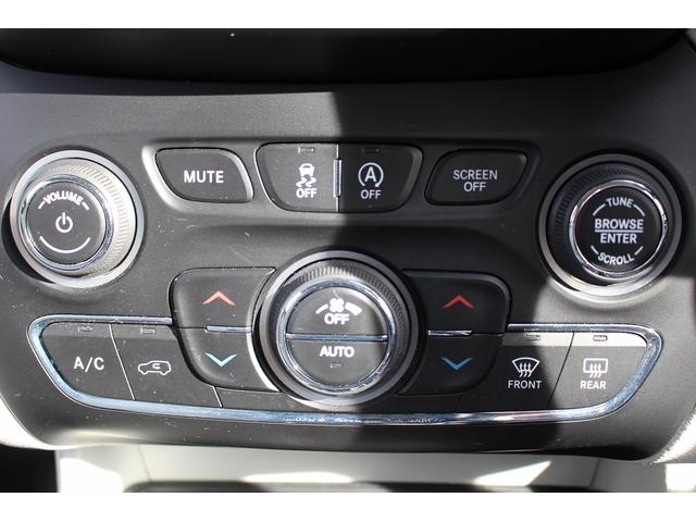 ジープ・チェロキー リミテッド　禁煙車　グレー革シート　純正８．４インチナビ　フルセグ　バックカメラ　アダクティブクルーズコントロール　パドルシフト　ＥＴＣ　電動リアゲート　レーンアシスト　自動駐車システム　パークアシスト（64枚目）