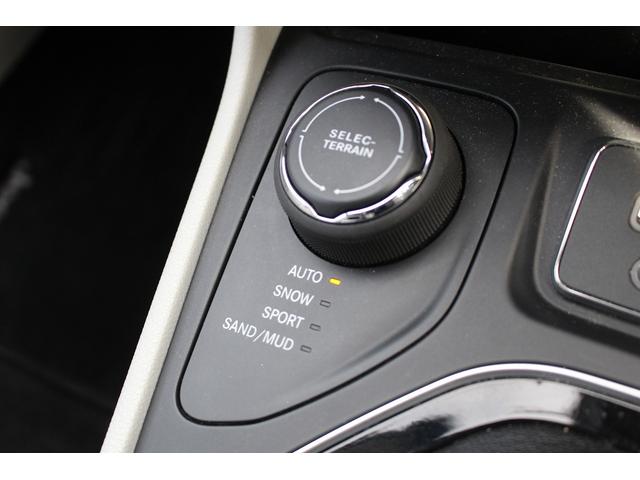 ジープ・チェロキー リミテッド　禁煙車　グレー革シート　純正８．４インチナビ　フルセグ　バックカメラ　アダクティブクルーズコントロール　パドルシフト　ＥＴＣ　電動リアゲート　レーンアシスト　自動駐車システム　パークアシスト（68枚目）