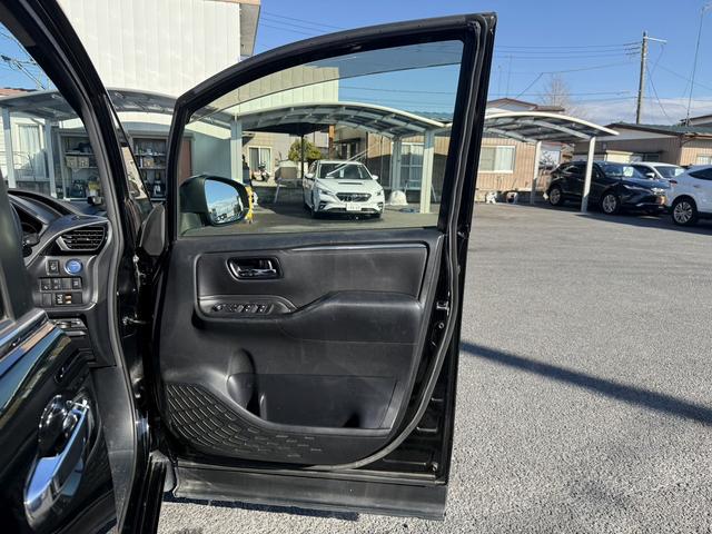 エスクァイア ハイブリッドXi 禁煙車 メーカー12インチ後席モニター メーカー10インチナビ フルセグ バックカメラ モデリスタフロントエアロ 衝突軽減ブレーキ ビルトインETC クルーズコントロール レーンキープ シートヒーター(23枚目)