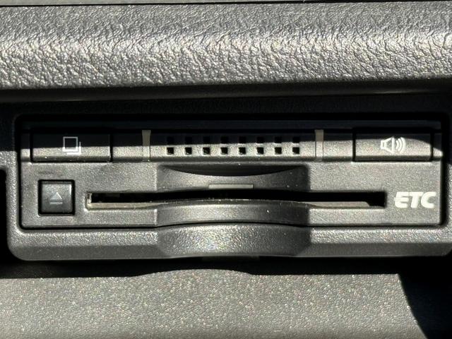クラウンハイブリッド アスリートS 禁煙車 純正8インチナビ フルセグ バックカメラ シートヒーター ステアリングヒーター クリアランスソナー クルーズコントロール パワーシート 純正17インチアルミホイール DVD視聴可 スマートキー(6枚目)