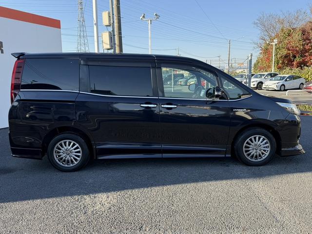 エスクァイア ハイブリッドGi 禁煙車 メーカー11インチ後席モニター 純正8型ナビ 両側電動スライドドア フルセグ バックカメラ 黒革シート シートヒーター ビルトインETC 置くだけ充電 純正15インチアルミホイール LED(9枚目)