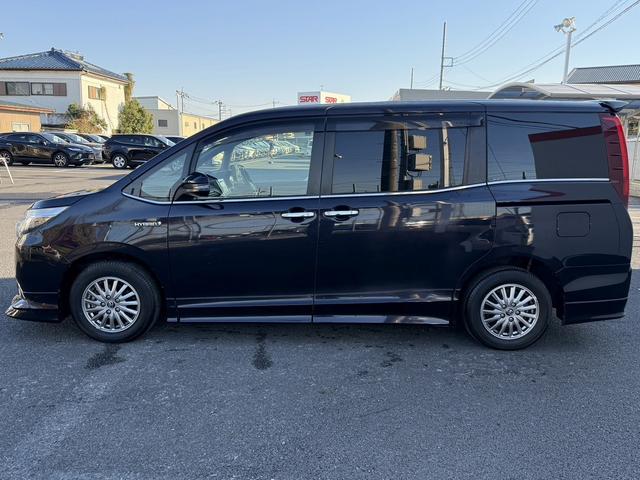 エスクァイア ハイブリッドGi 禁煙車 メーカー11インチ後席モニター 純正8型ナビ 両側電動スライドドア フルセグ バックカメラ 黒革シート シートヒーター ビルトインETC 置くだけ充電 純正15インチアルミホイール LED(11枚目)