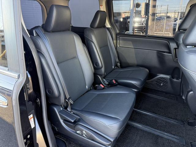 エスクァイア ハイブリッドGi 禁煙車 メーカー11インチ後席モニター 純正8型ナビ 両側電動スライドドア フルセグ バックカメラ 黒革シート シートヒーター ビルトインETC 置くだけ充電 純正15インチアルミホイール LED(16枚目)