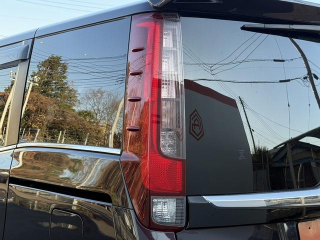 エスクァイア ハイブリッドGi 禁煙車 メーカー11インチ後席モニター 純正8型ナビ 両側電動スライドドア フルセグ バックカメラ 黒革シート シートヒーター ビルトインETC 置くだけ充電 純正15インチアルミホイール LED(29枚目)