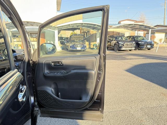 エスクァイア ハイブリッドGi 禁煙車 メーカー11インチ後席モニター 純正8型ナビ 両側電動スライドドア フルセグ バックカメラ 黒革シート シートヒーター ビルトインETC 置くだけ充電 純正15インチアルミホイール LED(38枚目)