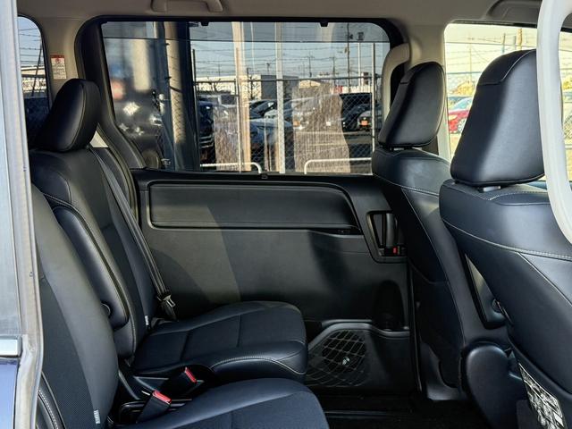 エスクァイア ハイブリッドGi 禁煙車 メーカー11インチ後席モニター 純正8型ナビ 両側電動スライドドア フルセグ バックカメラ 黒革シート シートヒーター ビルトインETC 置くだけ充電 純正15インチアルミホイール LED(39枚目)