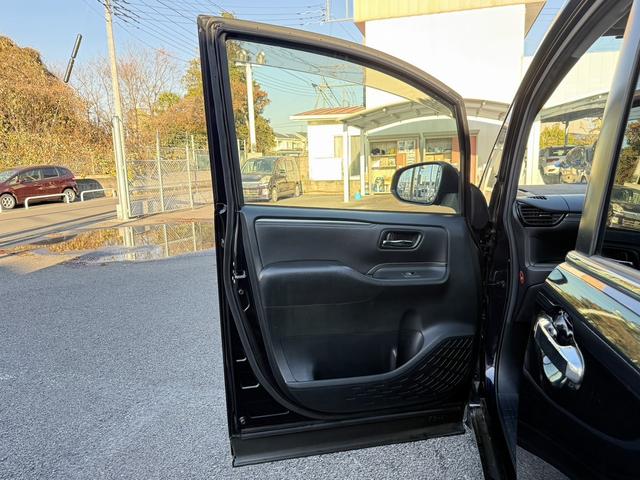 エスクァイア ハイブリッドGi 禁煙車 メーカー11インチ後席モニター 純正8型ナビ 両側電動スライドドア フルセグ バックカメラ 黒革シート シートヒーター ビルトインETC 置くだけ充電 純正15インチアルミホイール LED(43枚目)