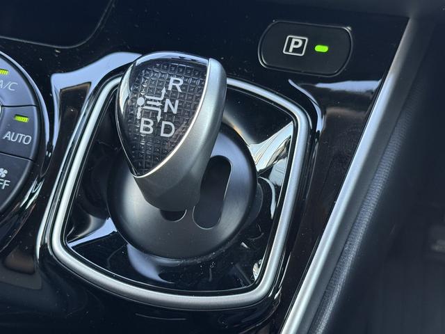 エスクァイア ハイブリッドGi 禁煙車 メーカー11インチ後席モニター 純正8型ナビ 両側電動スライドドア フルセグ バックカメラ 黒革シート シートヒーター ビルトインETC 置くだけ充電 純正15インチアルミホイール LED(55枚目)