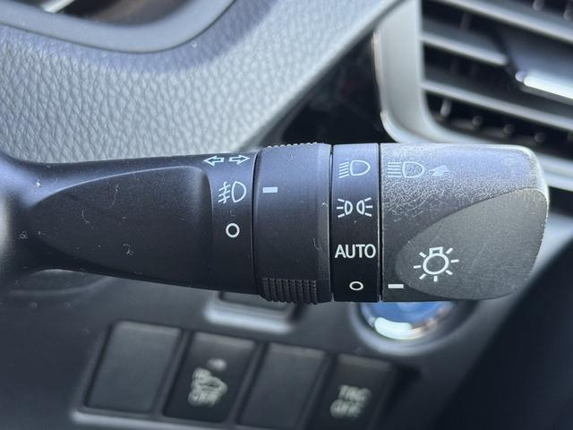 エスクァイア ハイブリッドGi 禁煙車 メーカー11インチ後席モニター 純正8型ナビ 両側電動スライドドア フルセグ バックカメラ 黒革シート シートヒーター ビルトインETC 置くだけ充電 純正15インチアルミホイール LED(59枚目)